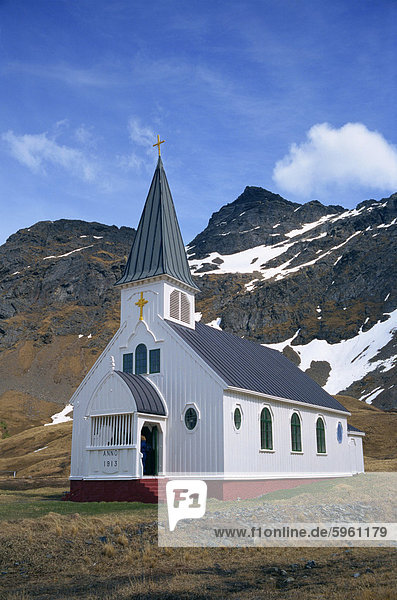 Weiße Holzkirche mit Turmspitze in Grytviken auf Südgeorgien  Süd-Atlantik  Polarregionen