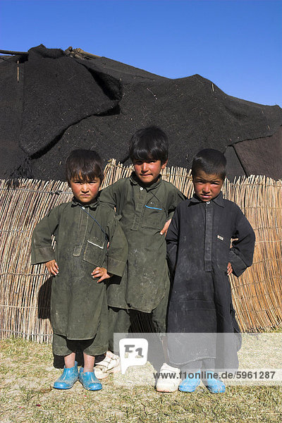Aimaq jungen vor Jurte  Aimaq Nomaden Camp  zwischen Chakhcharan und Marmelade  Pal-Kotal-i-Guk  Afghanistan  Asien