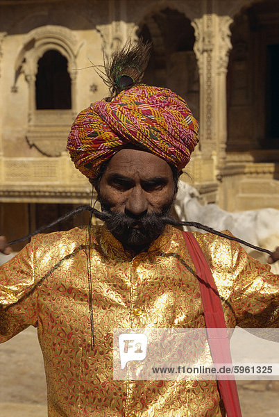 Mann mit einer sehr  sehr lange Schnurrbart  Jaisalmer  Bundesstaat Rajasthan  Indien  Asien