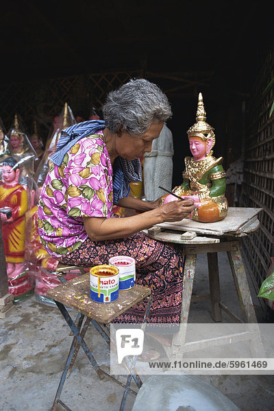 Eine Frau  die Malerei Artefakte für Tempel zerstört durch die Roten Khmer in Phnom Penh  Kambodscha  Indochina  Südostasien  Asien