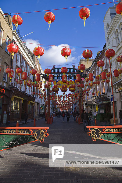 Gerrard Street  Chinatown  während Chinese New Year feiern bunte Laternen schmücken die umliegenden Straßen  Soho  London  England  Vereinigtes Königreich  Europa