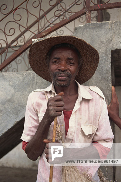 Arbeiterin in Domoni  Insel Anjouan  Republik der Komoren  Indischer Ozean  Afrika