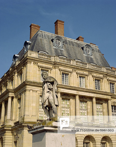 Statue vor Schloss Fontainebleau in Seine et Marne  Ile-de-France  Frankreich  Europa