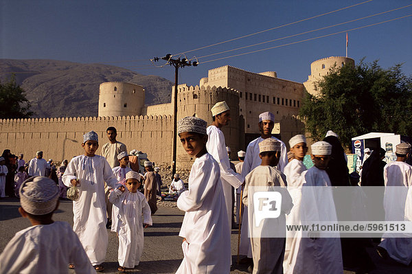 Markttag und Menschen vor das Fort von Rustaq  Rustaq  Batinah Region  Oman  Mittlerer Osten