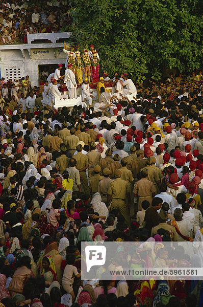 Menschenmassen bei einer Aufführung von der Ramlilla  die Bühne spielen des hinduistischen Epos Ramayana  Varanasi  Uttar Pradesh Zustand  Indien  Asien