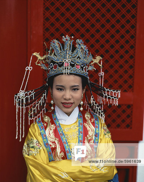 Portrait einer Frau in der traditionellen Tracht des Reichs der Mitte in Hong Kong  China  Asien