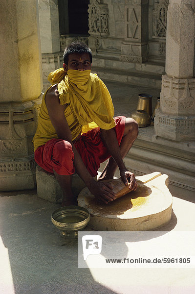 Jain Priester machen Sandelholzpaste  Ranakpur  Bundesstaat Rajasthan  Indien  Asien