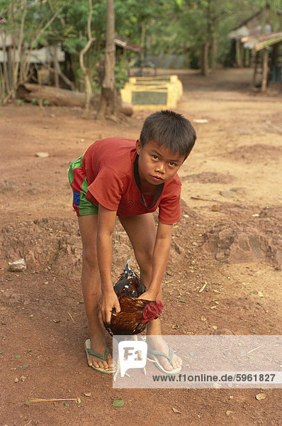 Kind mit Huhn  Luang Prabang  Laos  Indochina  Südostasien  Asien