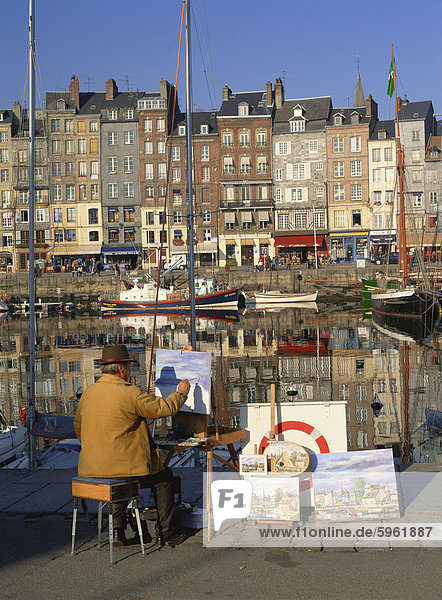 Künstler mit St. Katharinen Quay jenseits  alten Hafen  Honfleur  Basse Normandie  Frankreich  Europa
