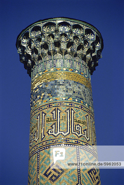 Detail der glasierten Fliese Minarett aus dem 17. Jahrhundert  Tilla Kari  Registanplatz  Samarkand  Usbekistan  Zentralasien  Asien