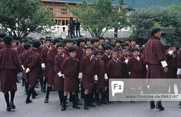 Schuljungen in Thimphu  Bhutan  Asien