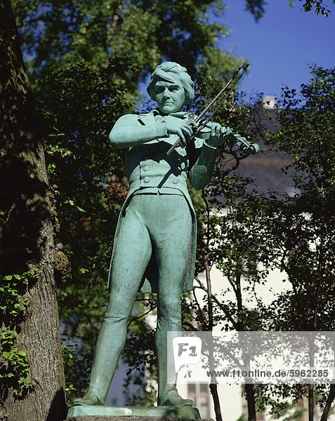 Statue of violinist Ole Bull  Bergen  Norway  Scandinavia  Europe