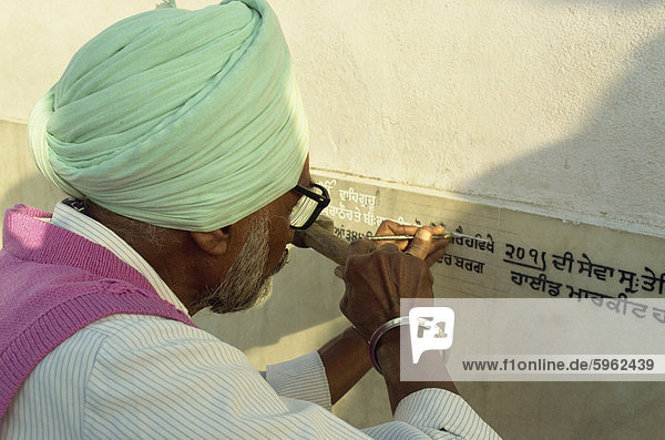 Marble carver  Golden Temple  Amritsar  Punjab state  India  Asia