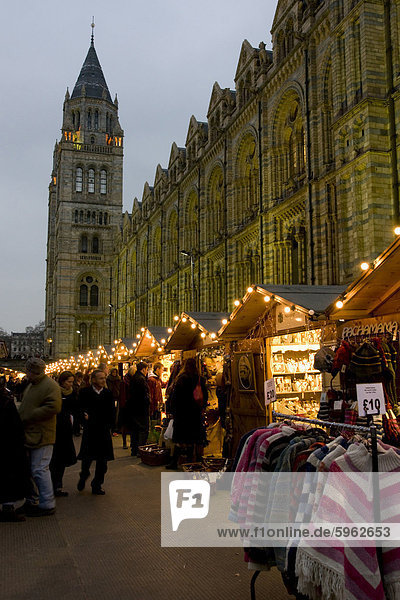 Weihnachtsmarkt außerhalb des Natural History Museum in London  England  Vereinigtes Königreich  Europa
