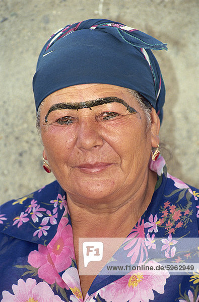 Frau mit verbundenen Augenbrauen  wichtigsten Lebensmittelmarkt  Samarkand  Usbekistan  Zentralasien  Asien
