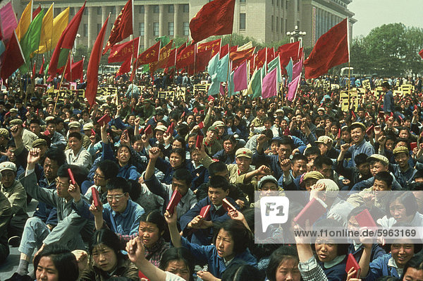 Demonstration auf dem Tiananmen-Platz während der Kulturrevolution in 1967  Peking  China  Asien