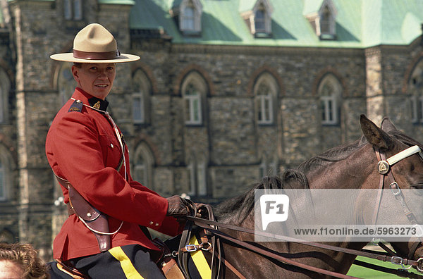 Konigliche Kanadische Berittene Polizisten Ottawa Kanada Nordamerika