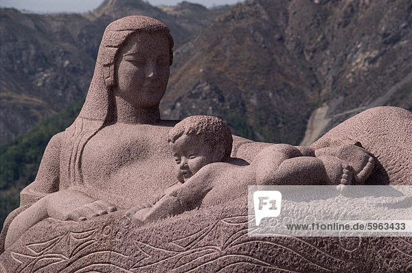 Mutter und Kind Skulptur symbolisiert Gelben Flusses  Wiege der chinesischen Zivilisation  Lanzhou  China  Asien