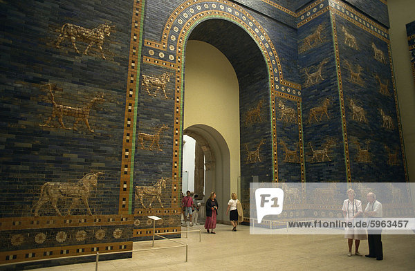 Touristen hören Sie aufgezeichnete Beschreibung des Ischtar-Tores  babylonischen aus dem 6. Jahrhundert v. Chr.  Pergamon Museum  Berlin  Deutschland  Europa