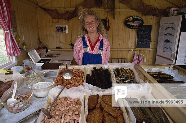 Würgen Sie ab  Verkauf von Meeresfrüchte und Fisch auf Archipel Insel Uto  Schweden  Skandinavien  Europa