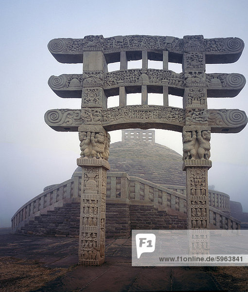 Gateway  buddhistische Stupa Sanchi  UNESCO-Weltkulturerbe  Madhya Pradesh  Indien  Asien