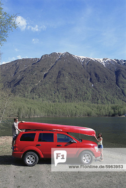 Paar entladen Kanu am Mirror Lake  ab Seward Highway  Chugach-Bergkette  Bear Mountain  Anchorage  Alaska  Vereinigte Staaten von Amerika  Nordamerika