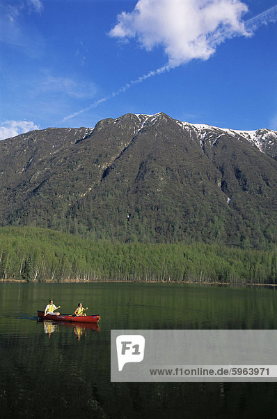 Mann und Frau Kanuland Mirror Lake  Chugach Mountains  Anchorage  Alaska  Vereinigte Staaten von Amerika  Nordamerika