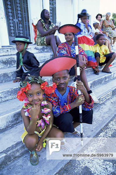 Menschen angezogen bereit für Karneval Umzug  Guadeloupe  Westindische Inseln  Karibik  Mittelamerika