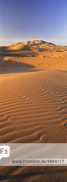Sanddünen des Erg Chebbi  Sahara-Wüste in der Nähe von Merzouga  Marokko  Nordafrika  Afrika