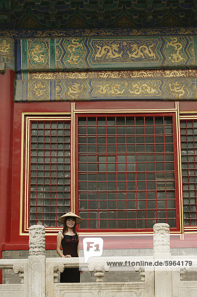 Chinesische Frau in der verbotenen Stadt  Peking  China  Asien