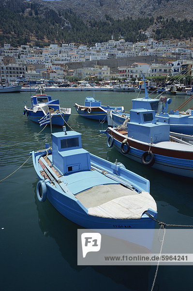 Blauer Schwamm Fischerboote im Hafen von Pothia auf der Insel Kalymnos im Dodekanes  griechische Inseln  Griechenland  Europa