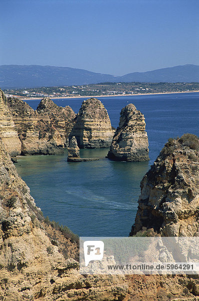 Meer-Stacks  Klippen und Felsformationen entlang der atlantischen Küste der Algarve  Portugal  Europa