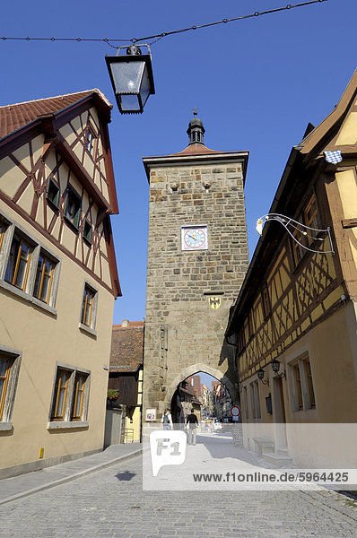 Spitalgasse mit Blick auf den Siebersturm (Siebers Tower) und Plonlein (wenig Platz)  Rothenburg Ob der Tauber  Bayern (Bayern)  Deutschland  Europa
