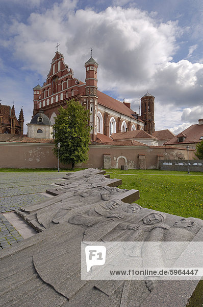 Skulptur vor der Bernardine Kirche und Kloster  Vilnius  UNESCO Weltkulturerbe  Litauen  Baltikum  Europa