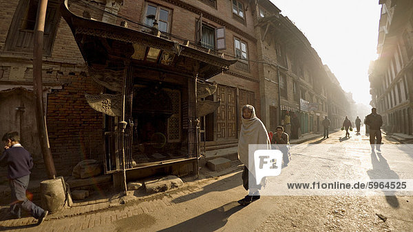 Am frühen Morgen in den Gassen von Patan  Kathmandu  Nepal  Asien