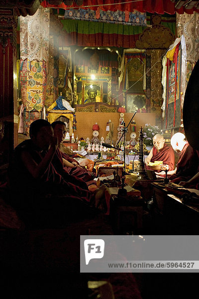 Welle des Lichts fällt auf tibetisch-buddhistische Mönche  Meru Nyingba Kloster  Bharkor  Lhasa  Tibet  China  Asien