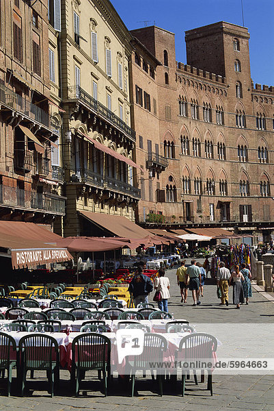 Straße Szene-Cafés auf der Piazza del Campo in Siena  UNESCO World Heritage Site  Toskana  Italien  Europa