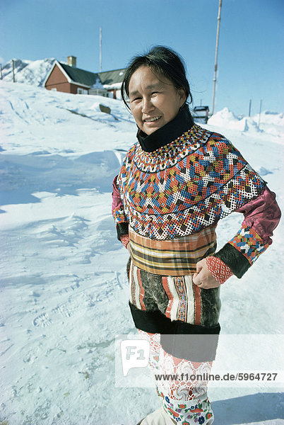 Frau trägt national dress  Angmagssalik (Ammassalik)  Grönland  Polarregionen