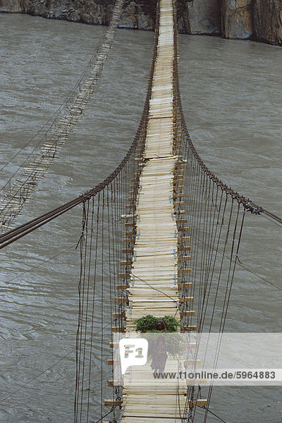 Alte und neue Brücken über den Hunza-Fluss in Hunza  Pakistan  Asien