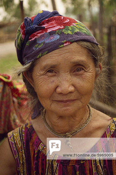 Kopf und Schultern Porträt des älteren Hmong Frau in traditioneller Kleidung  Blick in die Kamera  Indochina  Laos  Südostasien  Asien