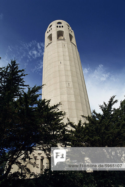 Flachwinkelansicht der Coit Tower  Telegraph Hill  San Francisco  California  Vereinigte Staaten von Amerika  Nord Amerika