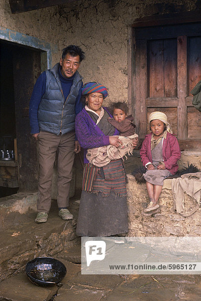 Portrait einer nepalesischen Familie bei Lang Maya Teehaus im Bereich Taktor König Solu Khumbu  Nepal  Asien