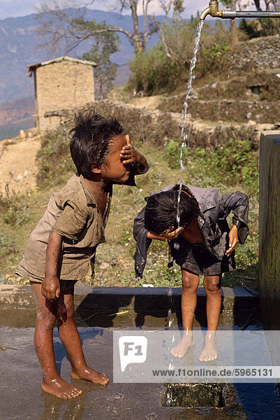 Porträt zweier Kinder waschen an der Schule finanziert von Save the Children  bei Chataura  Nepal  Asien