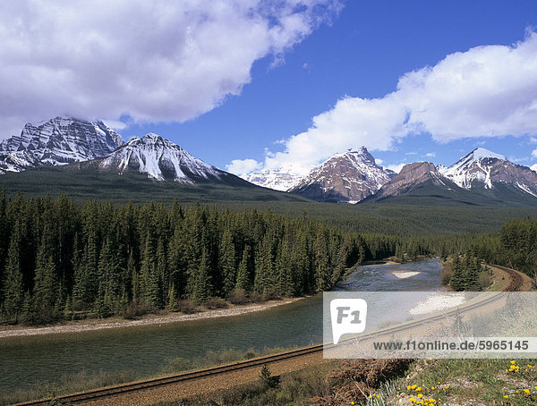 Beugen Sie Fluss und Bahn Morant die Kurve von Bow Valley Parkway Banff Nationalpark UNESCO Weltkulturerbe Rocky Mountains Alberta Kanada Nordamerika