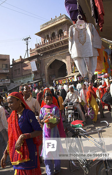 Überfüllten Bereich am Eingangstor zum Sardar Basar  Jodhpur  Rajasthan Indien  Asien