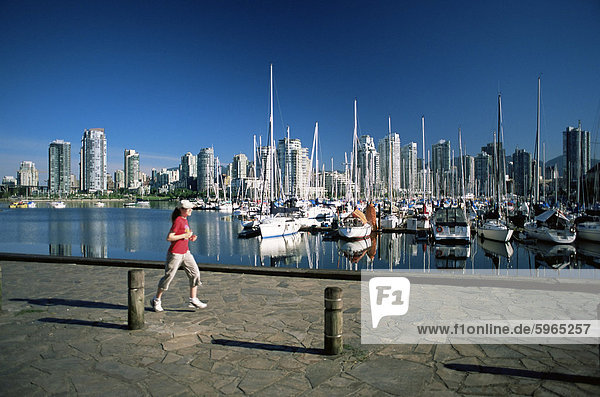 Jogger vorbei vor False Creek Marina  mit Innenstadt Wolkenkratzern hinter  Vancouver  British Columbia  Kanada  Nordamerika