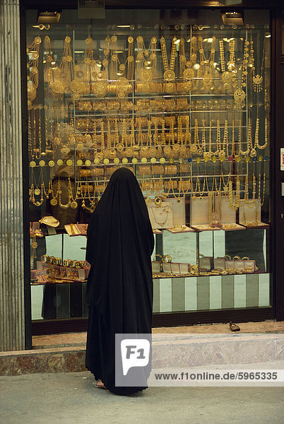 Frau in traditioneller Kleidung in gold Schaufenster  Bahrain  Naher Osten