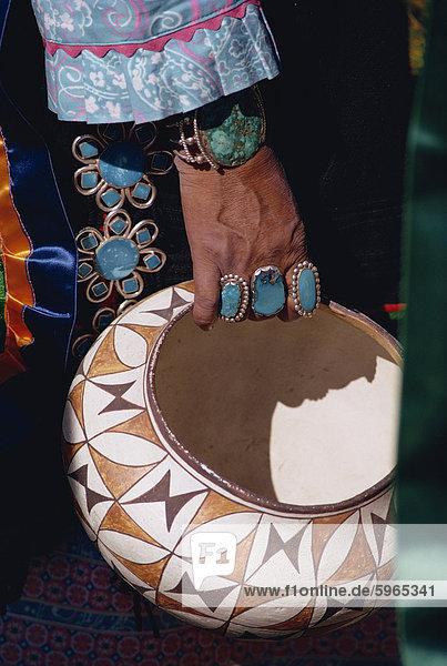 Nahaufnahme der Türkis Schmuck an der Hand von einem indischen hält eine verzierte Schüssel  New Mexico  Vereinigte Staaten von Amerika  Nordamerika