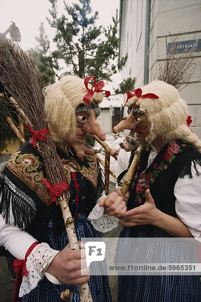 Zwei Menschen tragen Masken und Trachten  Durchführung einer ein Besenstiel in die Fasnacht-Fasnacht in Imst  Österreich  Europa