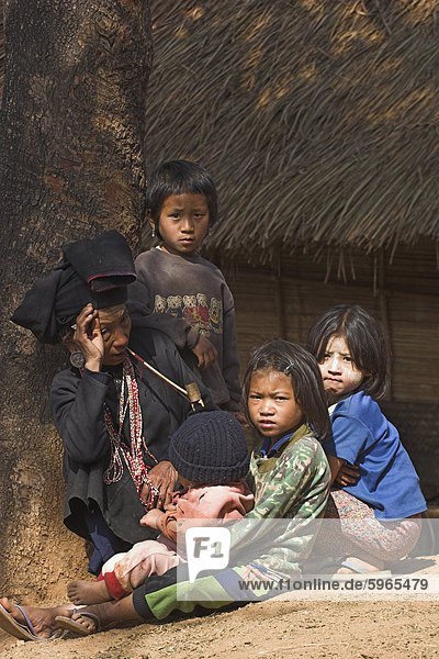 Aku Frau und Kinder  Wan Sai Village (Aku-Stamm)  Shan-Staat  Kengtung (Kyaing Tong)  Myanmar (Birma)  Asien